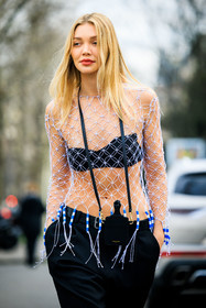 fishnet top, blue top, beads: black pants, leather accesories necklace, low rise pants, jessie andrews, fashion week, frenchystyle, FW, jonathan paciullo, street style, AUTUMN WINTER 2022-2023, FALL WINTER 2022_2023, FW 22-23, PFW, PARIS, vertical, detail