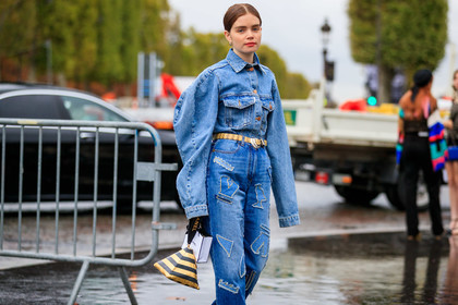 molly and reese blustein, denim, denim jacket, denim total look, light blue jeans, light blue jacket, patchwork jeans, golden bag, golden belt, striped bag, black leather bag, geometric bag, box bag, animal skin belt, oversize jacket, balloon sleeves, PARIS, PFW, SPRING SUMMER 2020, SS 20, fashion week, frenchystyle, FW, jonathan paciullo, street style, horizontal, atmosphere details, detail
