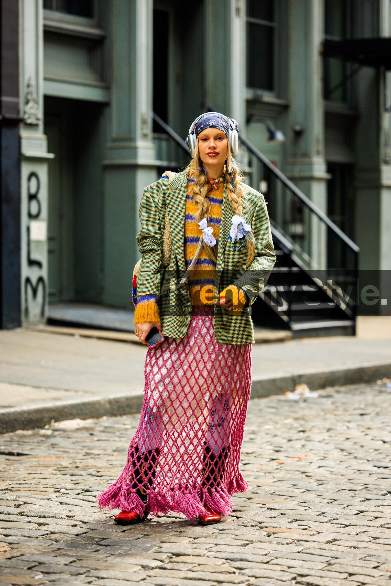 fishnet skirt, pink long, skirt, dark green blazer, plaid blazer, knitted jumper, stripes jumper, multicolor jumper, pigy tails, white hair bows, blue bandana, hair bandana, headphones, red bottines, stones necklace, mutlticolor necklace, lindsay vrckovnik, street style, jonathan paciullo, FW, frenchystyle, fashion week, NYFW, NEW YORK, AUTUMN WINTER 2022-2023, FALL WINTER 2022_2023, FW 22-23, vertical, full length