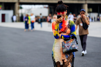graphic bag, graphic dress, leather bag, printed bag, printed dress, sunglasses, christian dior, graphic bag, graphic dress, lace dress, leather bag, multicolor sweater, printed bag, printed dress, tie & die, vêtements, fashion week, frenchystyle, FW, jonathan paciullo, street style, PFW, PARIS, atmosphere details, horizontal, detail, AUTUMN WINTER 2018-2019, FALL WINTER 2018-2019, FW 18-19, susie lau