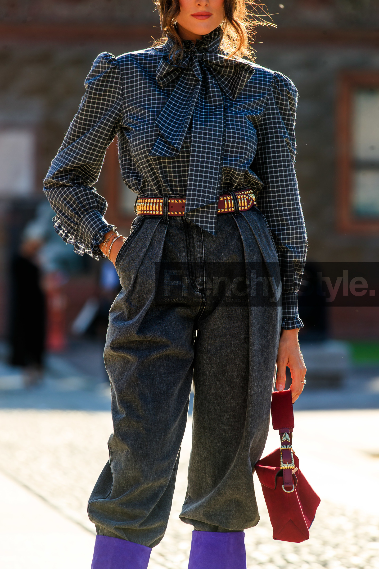 alberta ferretti bag, alberta ferretti belt, alberta ferretti look, lavalliere collar, black shirt, black pants, checked shirt, white shirt, denim, black jeans, carrot pants, high waist jeans, belted pants, red belt, red leather belt, golden belt, red bag, suede bag, fashion week, frenchystyle, FW, jonathan paciullo, street style, MFW, MILAN, SPRING SUMMER 2021, SS 21, vertical, detail