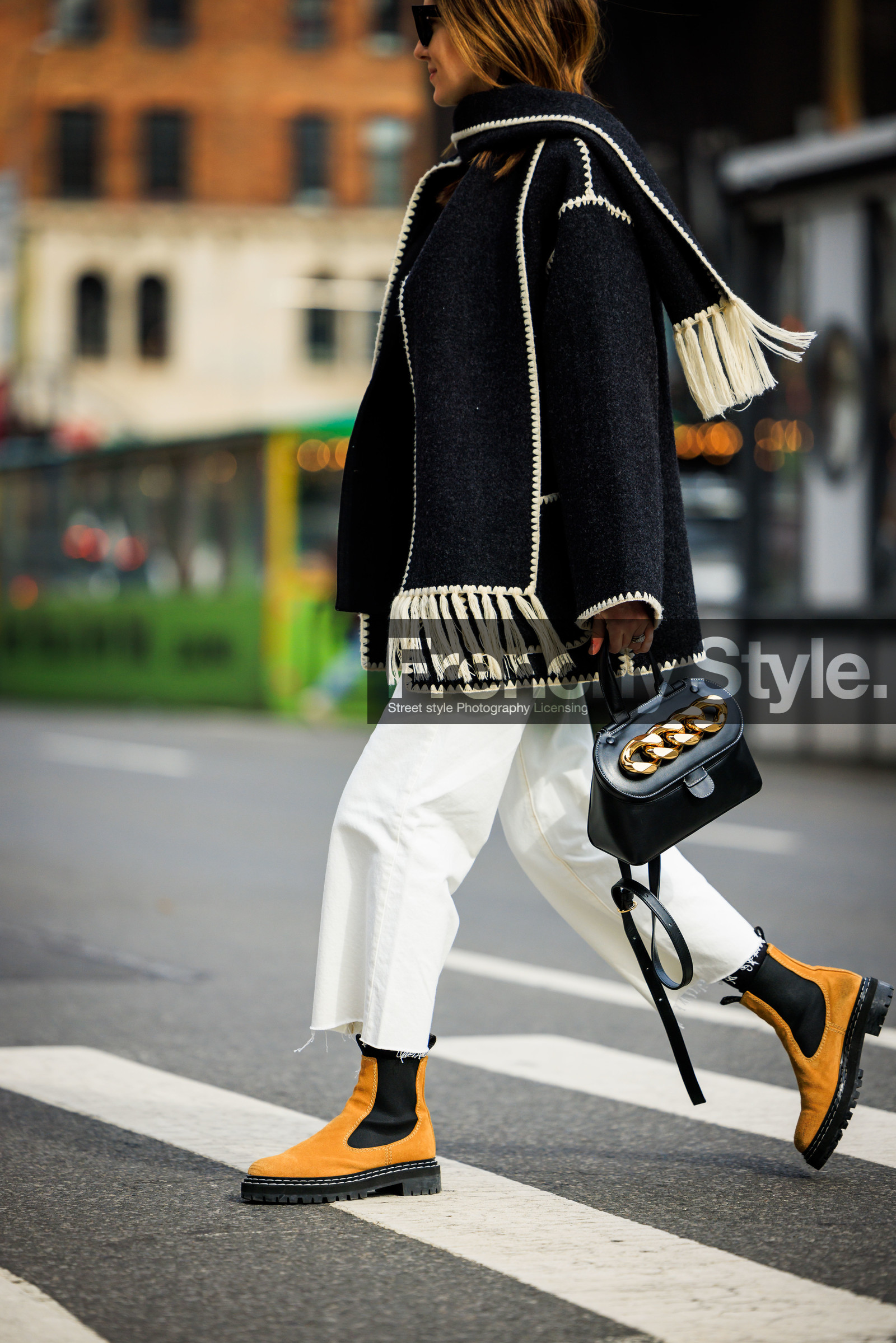 black and white wool scarf, white straigh cut pants, suede camel bottine, jw anderson black chain bag, fashion week, frenchystyle, FW, jonathan paciullo, street style, NYFW, NEW YORK, AUTUMN WINTER 2022-2023, FALL WINTER 2022_2023, FW 22-23, vertical, atmosphere details