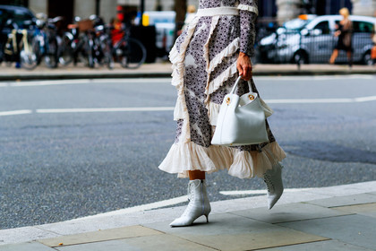 black and white, floral, flowers, graphic dress, high heels, leather bag, leather shoes, printed dress, white bag, white boots, fashion week, frenchystyle, FW, jonathan paciullo, street style, LFW, LONDON, SPRING SUMMER 2019, SS 19, atmosphere details, horizontal, detail