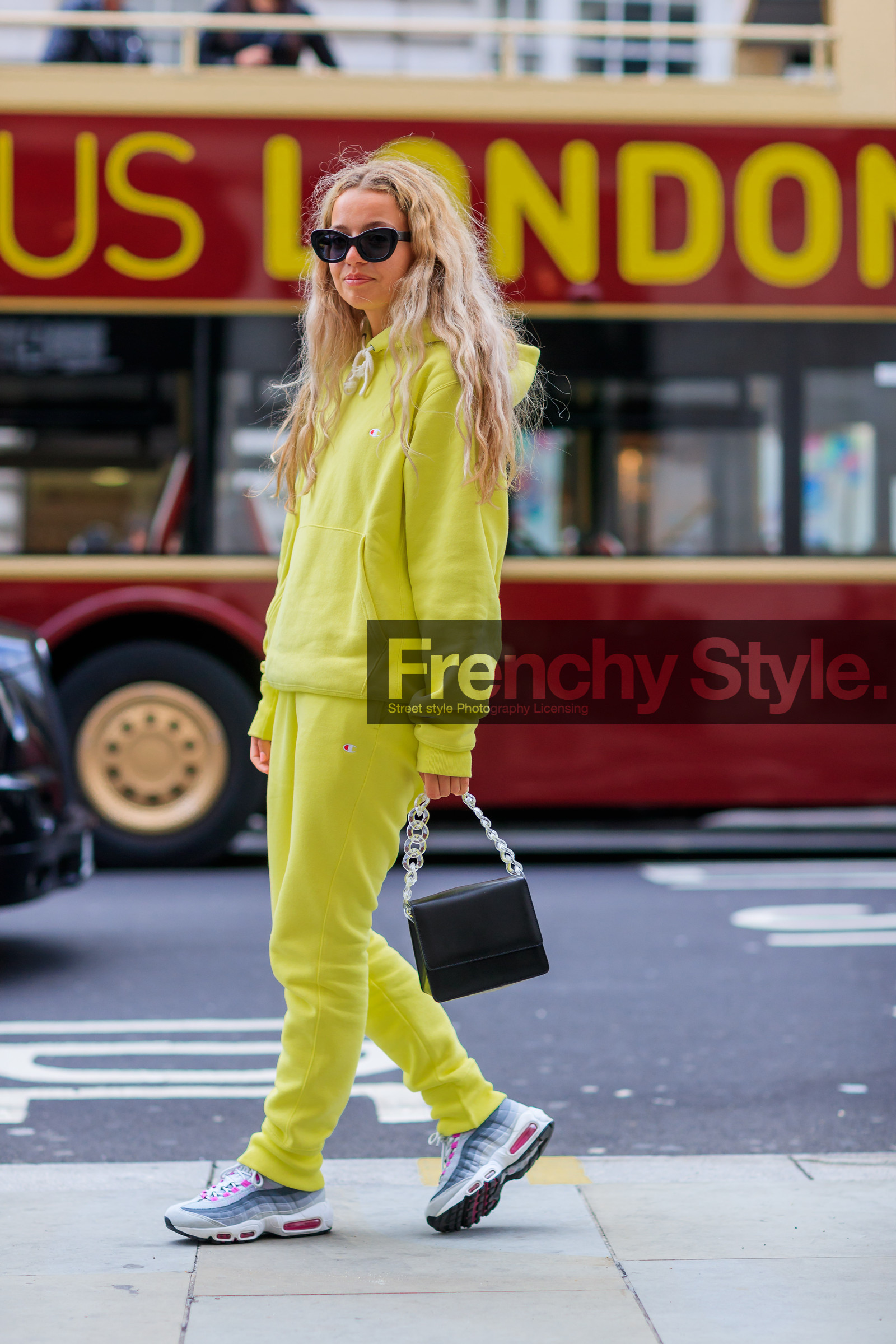 black bag, fashion week, frenchystyle, full length, FW, grey sneakers, hoodie, jonathan paciullo, leather bag, leather shoes, LFW, LONDON, nike, SPRING SUMMER 2018, SS 18, street style, sweatpants, trousers, vertical, vêtements, yellow pants, yellow sweater