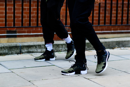 atmosphere details, black pants, detail, fashion week, frenchystyle, FW, green sneakers, horizontal, jonathan paciullo, LFW, LONDON, nike, SPRING SUMMER 2017, SS 17, street style, sweatpants, trousers, white socks, woman