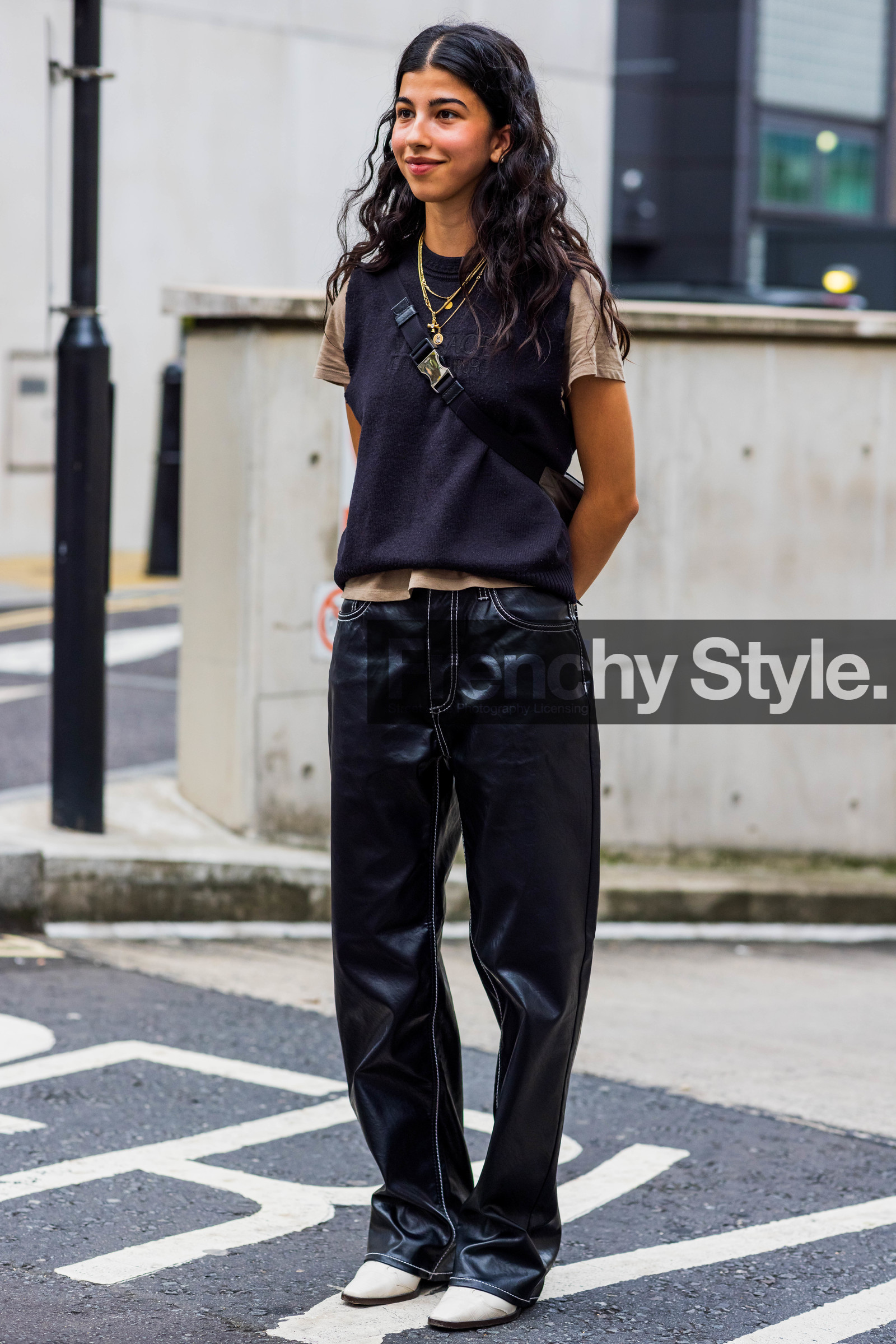 necklace, black, full look, denim, white, shoes, tshirt, fashion week, frenchystyle, FW, jonathan paciullo, street style, SS 22, SPRING SUMMER 2022, LFW, LONDON, vertical, full length