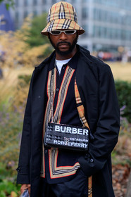 burberry bag, burberry total look, burberry trench coat, burberry cardigan, burberry hat, futurist shape sunglasses, white sunglasses, checked hat, black leather bag, crossbody bag, quilted bag, letter printed bag, monogrammed bag, black cardigan, black trench coat, fashion week, frenchystyle, FW, jonathan paciullo, street style, vertical, detail, atmosphere details
