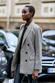model, camel jacket, beige jacket, black leather pants, close up detail, nude make up, fashion week, frenchystyle, FW, jonathan paciullo, street style, PFW, PARIS, vertical, atmosphere details, detail