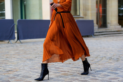 atmosphere details, black belt, black shoes, camille rowe, detail, fashion week, frenchystyle, FW, high heels, horizontal, jonathan paciullo, leather shoes, orange dress, PARIS, PFW, pleats, SPRING SUMMER 2018, SS 18, street style