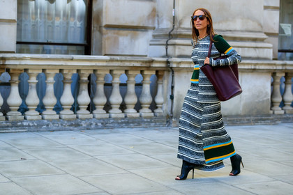 chloe loulou de saison, long dress, knitwear, knit dress, asymmetrical dress, grey dress, striped dress, long sleeves dress, burgundy leather bag, shoulder bag, shopping bag, brown scale sunglasses, pearl necklace, open toe shoes, high heels shoes, black leather shoes, fashion week, frenchystyle, FW, jonathan paciullo, street style, atmosphere details, horizontal, detail