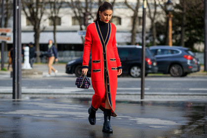 camila coelho, red cardigan, long cardigan, striped cardigan, black pullover, turtleneck pullover, navy blue bag, red bag, checked bag, tweed bag, black leather boots, flat boots, golden earrings, round shape earrings, stone earrings, button cardigan, chanel bag, chanel cardigan, chanel earrings, fashion week, frenchystyle, FW, jonathan paciullo, street style, PFW, PARIS, horizontal, atmosphere details, full length