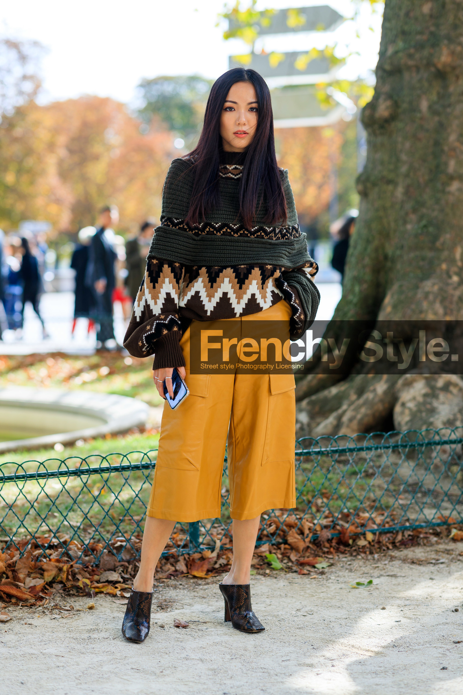 yoyo cao, yellow bermuda shorts, orange bermuda shorts, kaki pullover, jacquard pullover, multi pocket pants, multi pocket bermuda shorts, brown leather shoes, brown leather slippers, high heels slippers, high heels shoes, animal skin shoes, PARIS, PFW, SPRING SUMMER 2020, SS 20, fashion week, frenchystyle, FW, jonathan paciullo, street style, vertical, full length