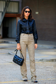 deborah reyner sebag, bottega veneta bag, black leather bag, plaited bag, square shape bag, butterfly sunglasses, black sunglasses, black leather shirt, lavalliere collar, beige pants, flare pants, tweed pants, piaget bracelet, green stone bracelet, bottega veneta shoes, fashion week, frenchystyle, FW, jonathan paciullo, street style, vertical, full length