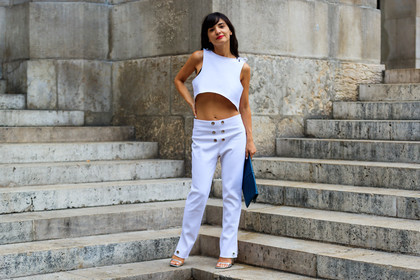 crop top, leather bag, leather shoes, trousers, white pants, white top, fashion week, frenchystyle, FW, jonathan paciullo, street style, PFW, PARIS, atmosphere details, horizontal, full length, AUTUMN WINTER 2018-2019, FALL WINTER 2018-2019, FW 18-19, Samar Seraqui De Buttafoco