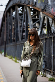 bag, black sunglasses, crossbody bag, dress, earrings, fluffly bag, gold bracelet, gold earrings, Julie Sergent Ferreri, khaki dress, longchamp bag, ring, strap, sunglasses, watch, fashion week, frenchystyle, FW, jonathan paciullo, street style, PFW, PARIS, SPRING SUMMER 2022, SS 22, vertical, atmosphere details