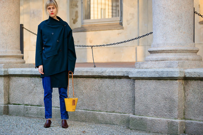 black jacket, blue denim, brown shoes, denim pants, high heels, jacquemus, jeans, leather bag, leather shoes, trousers, yellow bag, fashion week, frenchystyle, FW, jonathan paciullo, street style, MFW, MILAN, AUTUMN WINTER 2018-2019, FALL WINTER 2018-2019, FW 18-19, horizontal, atmosphere details, linda tol