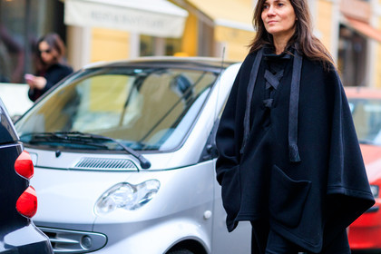 atmosphere details, AUTUMN WINTER 2017-2018, AW 17-18, black sweater, detail, Emmanuelle Alt, FALL WINTER 2017-2018, fashion week, frenchystyle, FW, FW 17-18, horizontal, jonathan paciullo, MFW, MILAN, oversize, poncho, street style, tone on tone, total look black