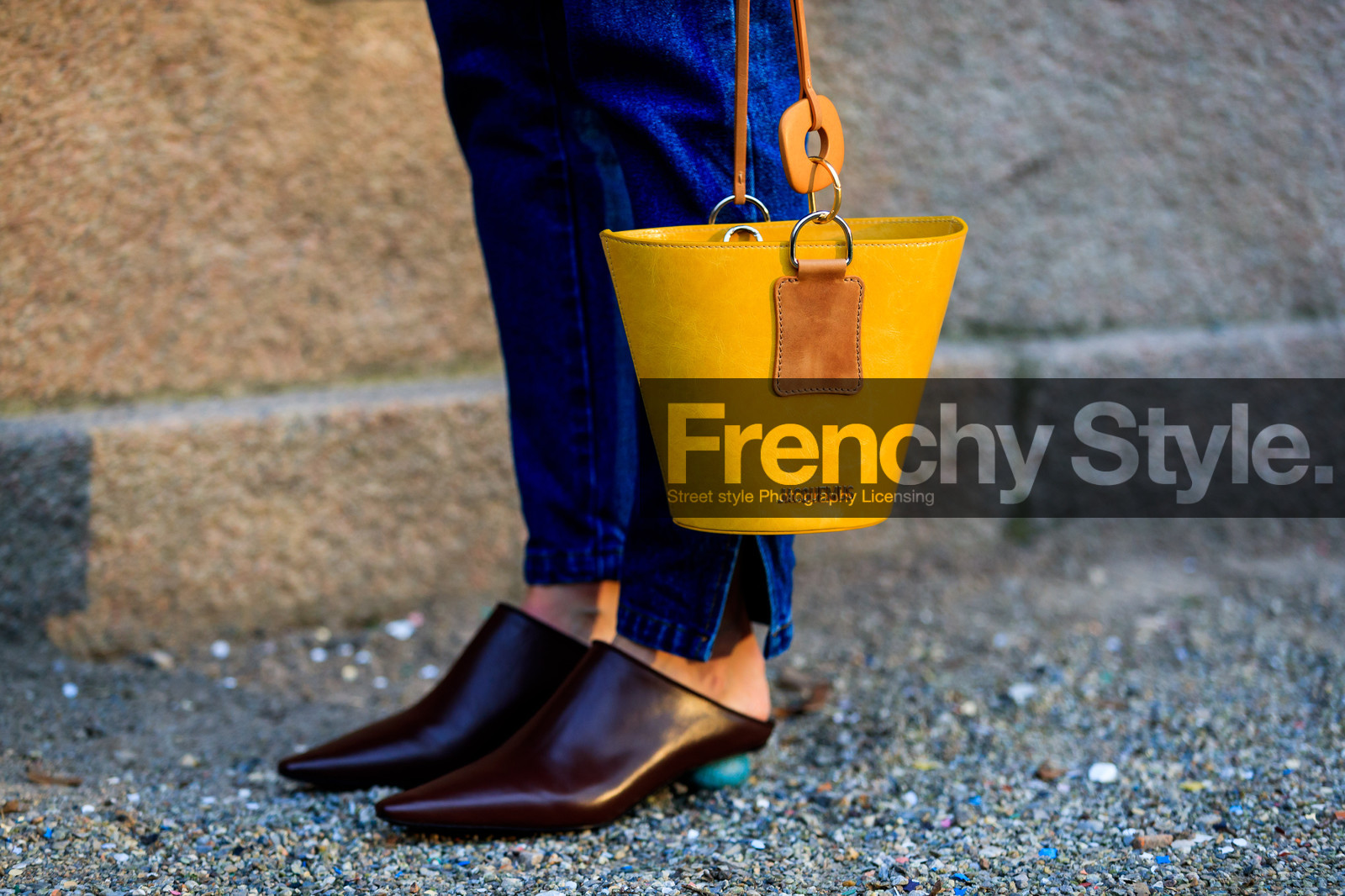 blue denim, brown shoes, denim pants, jacquemus, jeans, leather bag, leather shoes, trousers, yellow bag, fashion week, frenchystyle, FW, jonathan paciullo, street style, MFW, MILAN, AUTUMN WINTER 2018-2019, FALL WINTER 2018-2019, FW 18-19, horizontal, atmosphere details, linda tol
