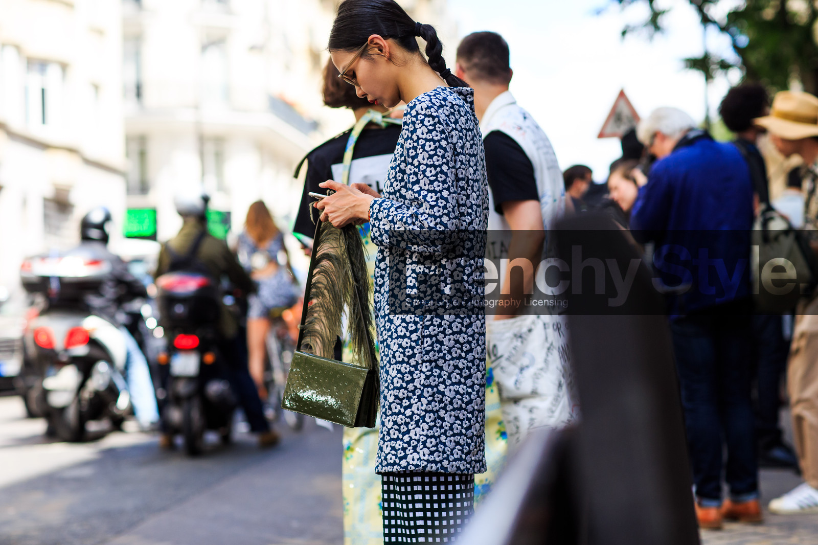 atmosphere details, blue coat, detail, fashion week, feathers, floral, flower, frenchystyle, FW, green bag, horizontal, jonathan paciullo, kaki bag, leather bag, MENSWEAR, navy jacket, PARIS, PFW, printed coat, SPRING SUMMER 2017, SS 17, street style, sunglasses