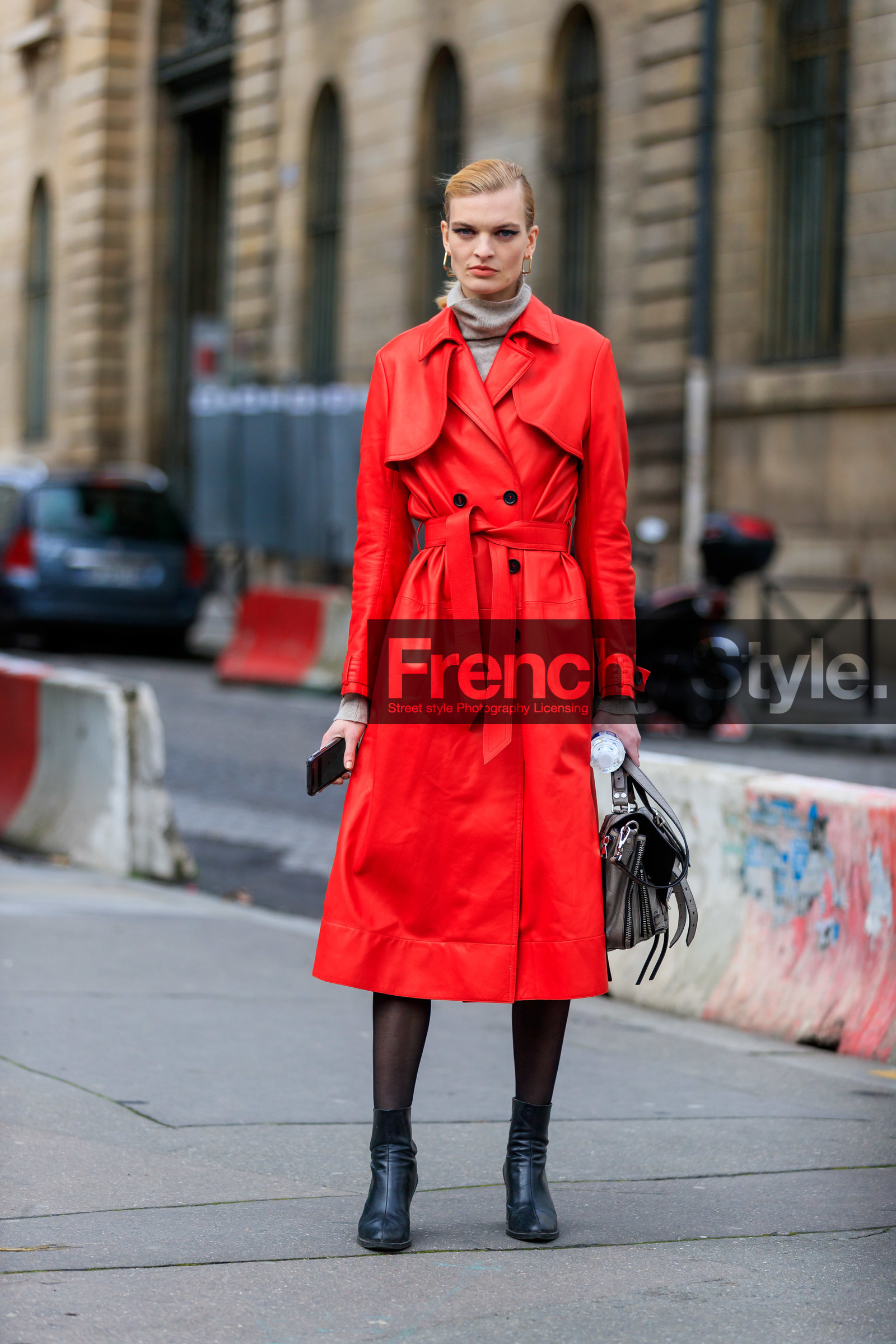 model, red trench coat, red polish trench coat, polish trench coat, vinyl trenchcoat, belted trench coat, light grey pullover, turtleneck pullover, square shape earrings, golden earrings, black leather boots, black tights, low boots, grey leather bag, fashion week, frenchystyle, FW, jonathan paciullo, street style, PFW, PARIS, vertical, full length