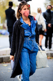 ilaria beatrice cassati, denim, denim jumpsuit, blue jumpsuit, bonton tote bag, white tote bag, covid face mask, fashion week, frenchystyle, FW, jonathan paciullo, street style, PFW, PARIS, SPRING SUMMER 2021, SS 21, vertical, atmosphere details, detail