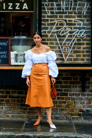 bettina looney, half soulder top, balloon sleeves, long sleeves top, camel skirt, leather skirt, mid long skirt, sharp end shoes, different shoes, white slippers, camel slippers, animal skin bag, hand bag, brown leather bag, ankle bracelet, fashion week, frenchystyle, FW, jonathan paciullo, street style, vertical, full length
