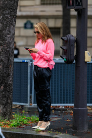 jessica minkoff, pink pullover, pink leather bag, balenciaga bag, balenciaga pullover, black pants, satin pants, multi pocket pants, crossbody bag, silvered chain strap bag, military pants, white leather shoes, high heels shoes, sharp end shoes, monogrammed bag, belt bag, PARIS, PFW, SPRING SUMMER 2020, SS 20, fashion week, frenchystyle, FW, jonathan paciullo, street style, vertical, full length