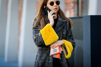 checked, graphic jacket, grey coat, houndstooth pattern, iphone, plaid, printed jacket, ray ban, rings, sunglasses, yellow fur, fashion week, frenchystyle, FW, jonathan paciullo, street style, MFW, MILAN, AUTUMN WINTER 2018-2019, FALL WINTER 2018-2019, FW 18-19, horizontal, atmosphere details