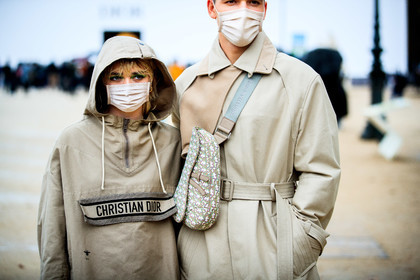 maisie williams, beige jacket, beige hoodie, jacket dress, mini dress, logo printed jacket, hoodie, zipped jacket, dior jacket, dior bag, crossbody bag, monogrammed bag, beige leather bag, green eyeliner, green eyeshadows, covid face mask, fashion week, frenchystyle, FW, jonathan paciullo, street style, PFW, PARIS, SPRING SUMMER 2021, SS 21, horizontal, atmosphere details, detail