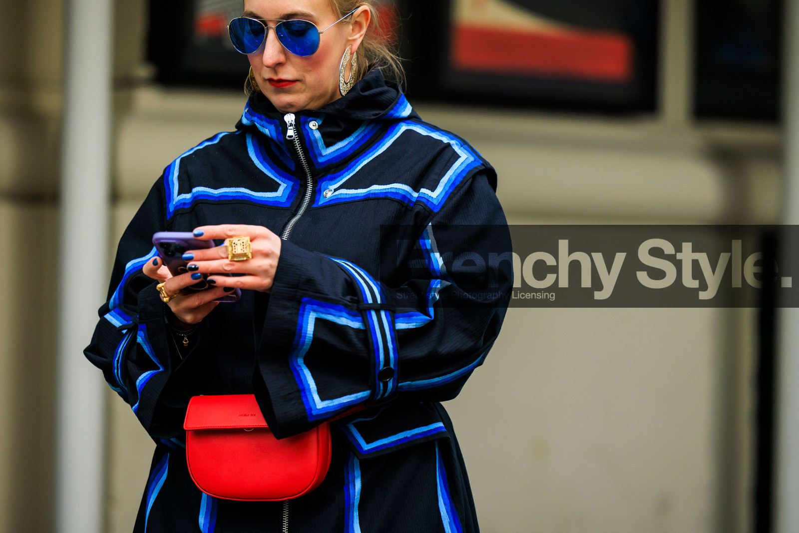 red belt bag, leather belt bag, blue sunglasses, pilot sunglasses, red lips, blue nails, big golden ring, black rain coat, striped raincoat, big creole earrings, street style, jonathan paciullo, FW, frenchystyle, fashion week, NYFW, NEW YORK, AUTUMN WINTER 2022-2023, FALL WINTER 2022_2023, FW 22-23, atmosphere details, horizontal