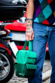 bag detail, green leather bag, hand bag, tatoo, light green leather bag, box bag, sunnei bag, street style, jonathan paciullo, FW, frenchystyle, fashion week, MFW, MILAN, SPRING SUMMER 2021, SS 21, vertical, detail