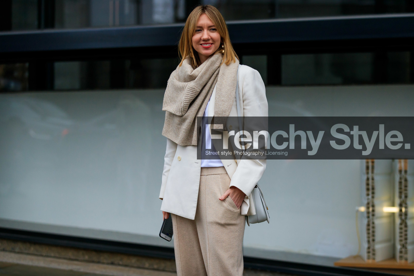 beige jacket, beige pants, beige sweater, leather bag, lisa aiken, over the shoulder, sweatpants, trousers, white bag, street style, jonathan paciullo, FW, frenchystyle, fashion week, LFW, LONDON, AUTUMN WINTER 2019-2020, AW 19-20, FW 19-20, FALL WINTER 2019-2020, horizontal, atmosphere details, detail