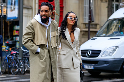 kaki trench coat, beige trench coat, white hoodie, white sweatshirt, white skirt, white jacket, white sunglasses, low necked jacket, chain necklace, golden necklace, amina muaddi, fashion week, frenchystyle, FW, jonathan paciullo, street style, PFW, PARIS, AUTUMN WINTER 2021-2022, FALL WINTER 2021-2022, FW 21-22, atmosphere details, horizontal, detail