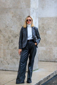 anne laure mais, black leather jacket, black leather pants, white pullover, black leather belt, metal bag, metalic bag, silvered bag, silvered chain strap bag, paco rabanne bag, shoulder bag, round shape sunglasses, sheer sunglasses, flare pants, fashion week, frenchystyle, FW, jonathan paciullo, street style, PFW, PARIS, vertical, full length