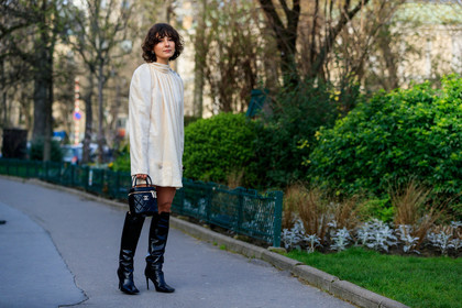 alyssa coscarelli, white dress, sequins dress, high collar dress, long sleeves dress, mini dress, chanel bag, chanel dress, chanel earrings, black leather bag, black leather boots, high boots, high heels boots, box bag, hand bag, quilted bag, logo earrings, strassed earrings, strassed dress, fashion week, frenchystyle, FW, jonathan paciullo, street style, PFW, PARIS, horizontal, atmosphere details, full length