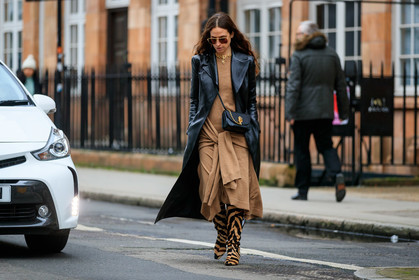 erika boldrin, black leather jacket, black leather bag, j w anderson bag, j w anderson necklace, beige dress, knit dress, knitwear, knoted dress, long dress, long jacket, crossbody bag, striped boots, fur boots, beige boots, black boots, high boots, aviator sunglasses, metalic frame sunglasses, golden necklace, big chain necklace, fashion week, frenchystyle, FW, jonathan paciullo, street style, LFW, LONDON, AUTUMN WINTER 2020-2021, FALL WINTER 2020-2021, FW 20-21, horizontal, atmosphere details, full length