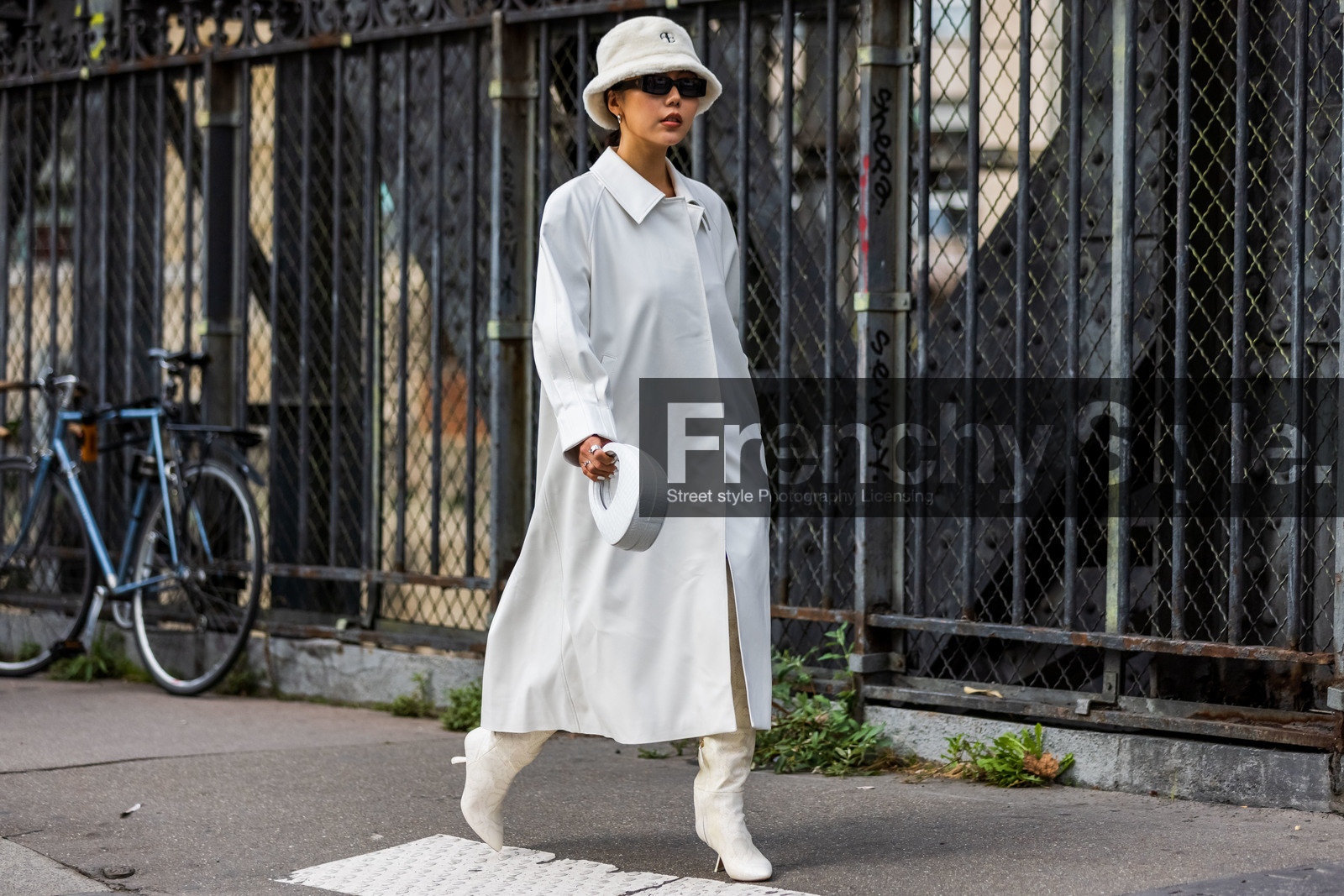 bag, black sunglasses, crossbody bag, dress, earrings, fluffly bag, gold bracelet, gold earrings, Julie Sergent Ferreri, khaki dress, longchamp bag, ring, strap, sunglasses, watch, fashion week, frenchystyle, FW, jonathan paciullo, street style, PFW, PARIS, SPRING SUMMER 2022, SS 22, horizontal, atmosphere details, full length