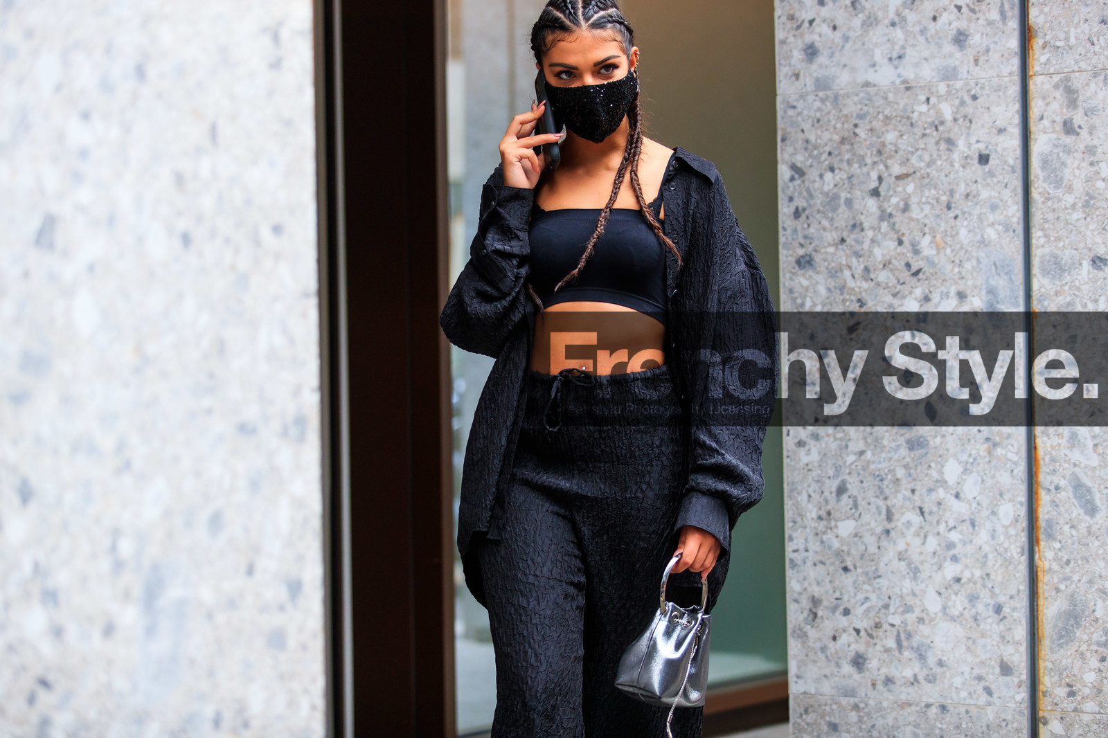 black total look, black top, black bra, black shirt, black pants, pleated shirt, pleated pants, cropped top, covid face mask, street style, jonathan paciullo, FW, frenchystyle, fashion week, MFW, MILAN, SPRING SUMMER 2021, SS 21, horizontal, atmosphere details, detail