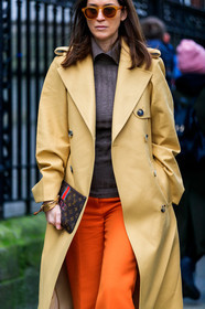 emily zak, light yellow trenchcoat, brown pullover, polo collar pullover, orange pants, orange sunglasses, round shape sunglasses, tom ford sunglasses, monogrammed clutch, brown leather clutch, louis vuitton clutch, striped clutch, fashion week, frenchystyle, FW, jonathan paciullo, street style, LFW, LONDON, AUTUMN WINTER 2020-2021, FALL WINTER 2020-2021, FW 20-21, vertical, atmosphere details, detail