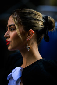 heart shape earrings, pendant earrings, pearl earrings, red lips, close up, details, makeup, jewelry, hair bow, fashion week, frenchystyle, FW, jonathan paciullo, street style, NYFW, NEW YORK, AUTUMN WINTER 2022-2023, FALL WINTER 2022_2023, FW 22-23, vertical, atmosphere details