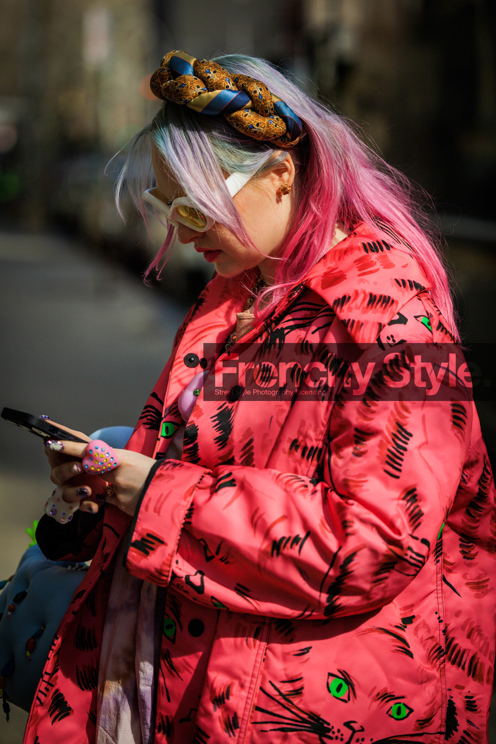 fluffy pink coat, overzised jacket, kitten print jacket, dyed hair, colorful hair, heart ring, white sunglasses, braided headband, multicolor headband, kristen bateman, street style, jonathan paciullo, FW, frenchystyle, fashion week, NYFW, NEW YORK, AUTUMN WINTER 2022-2023, FALL WINTER 2022_2023, FW 22-23, vertical, atmosphere details