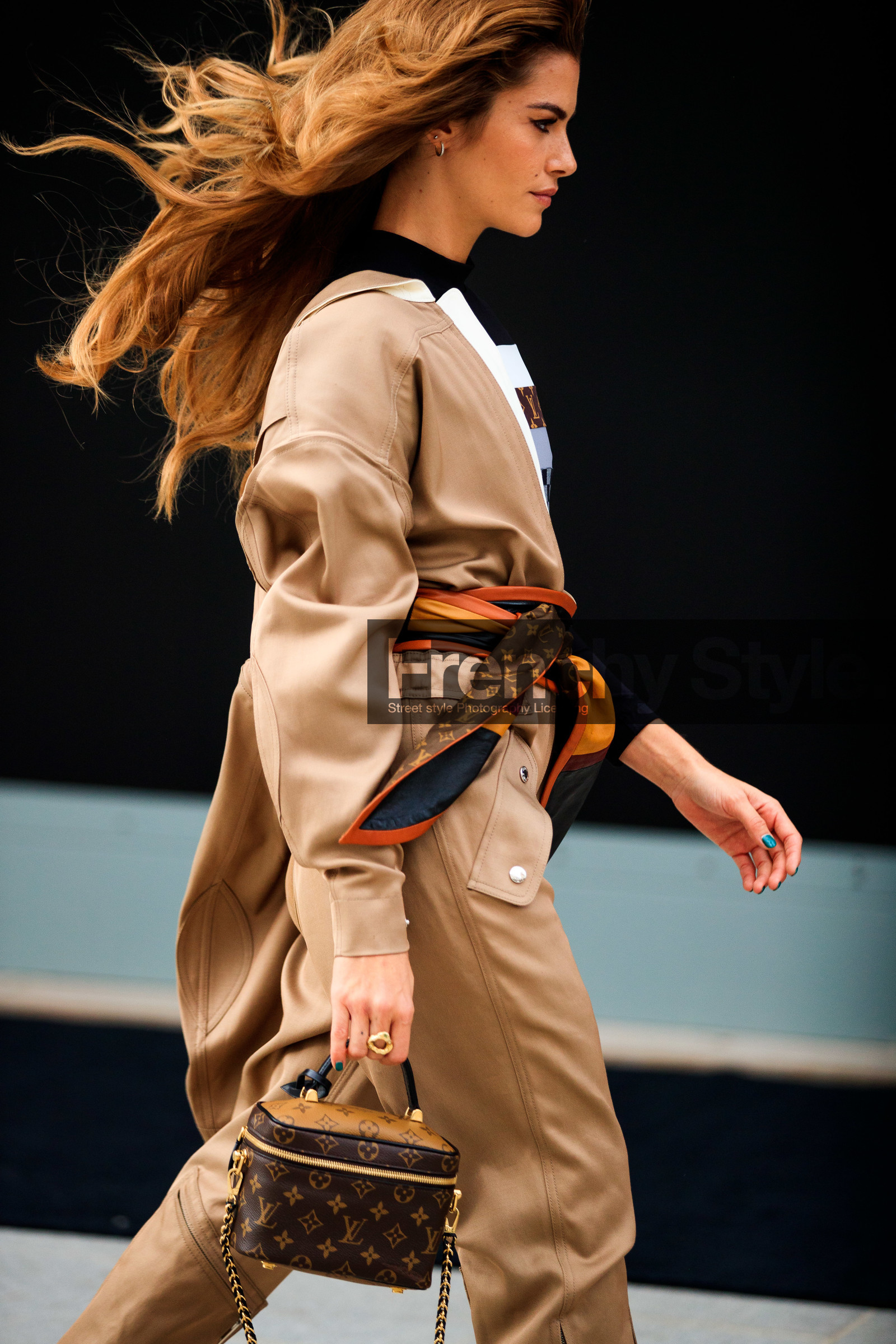 clara berry, striped pullover, monogrammed bag, monogrammed pullover, monogrammed belt, black pullover, brown pullover, checked pullover, brown leather bag, brown leather belt, beige leather jumpsuits, asymetrical jumpsuits, louis vuitton bag, louis vuitton belt, louis vuitton pullover, louis vuitton total look, louis vuitton jumpsuits, camel leather belt, PARIS, PFW, fashion week, frenchystyle, FW, jonathan paciullo, street style, SPRING SUMMER 2021, SS 21, vertical, atmosphere details, detail
