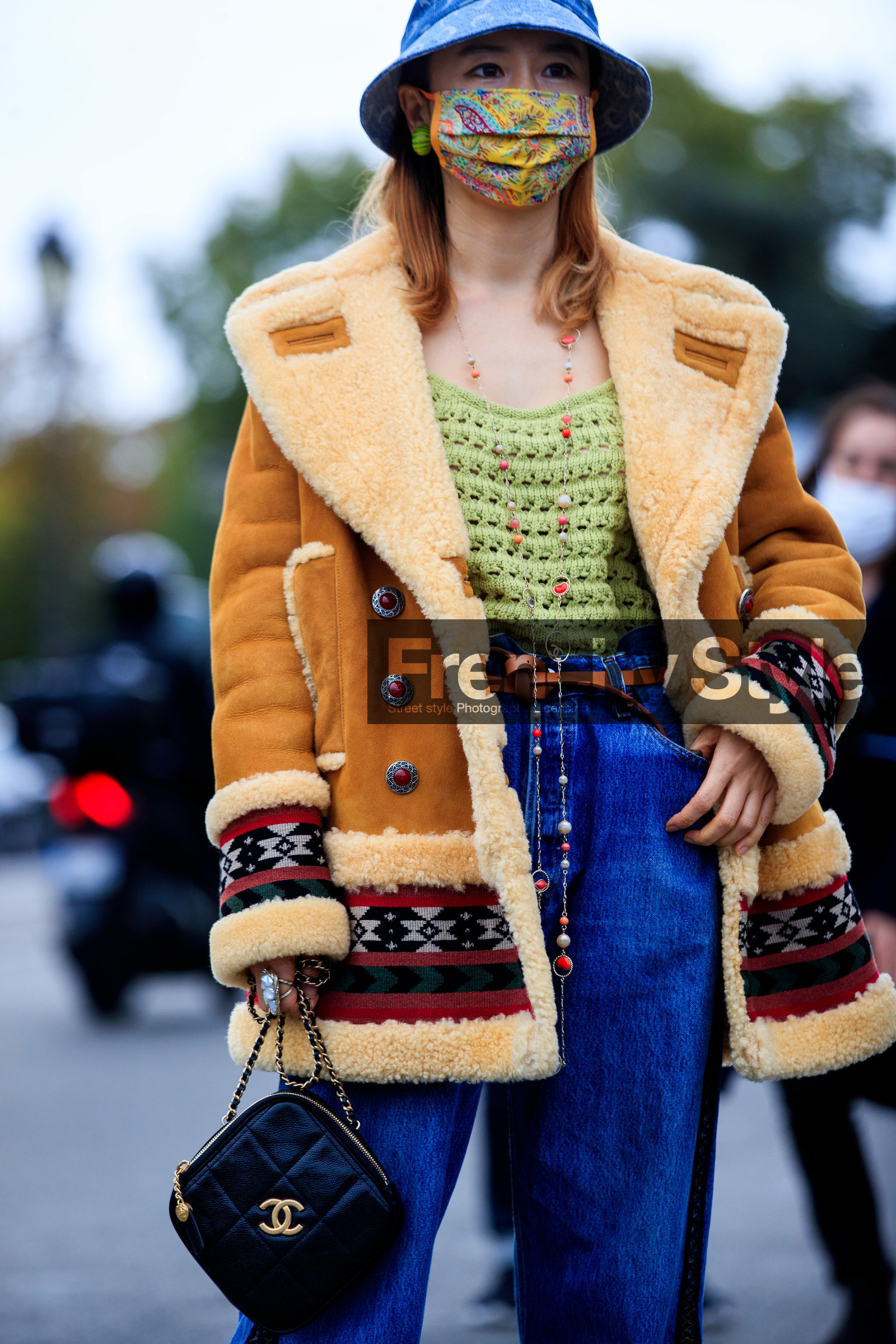 fiona kim, camel suede coat, camel coat, suede coat, fur coat, ethnic printed coat, ethnic printed jeans, flare jeans, patchwork coat, patchwork jeans, light green pullover, openwork pullover, long necklace, golden necklace, stone necklace, black leather bag, box bag, zipped bag, square shape bag, quilted bag, denim, denim hat, marine serre hat, monogrammed hat, chanel bag, chanel necklace, blue hat, covid face mask, PARIS, PFW, fashion week, frenchystyle, FW, jonathan paciullo, street style, SPRING SUMMER 2021, SS 21, vertical, atmosphere details, detail