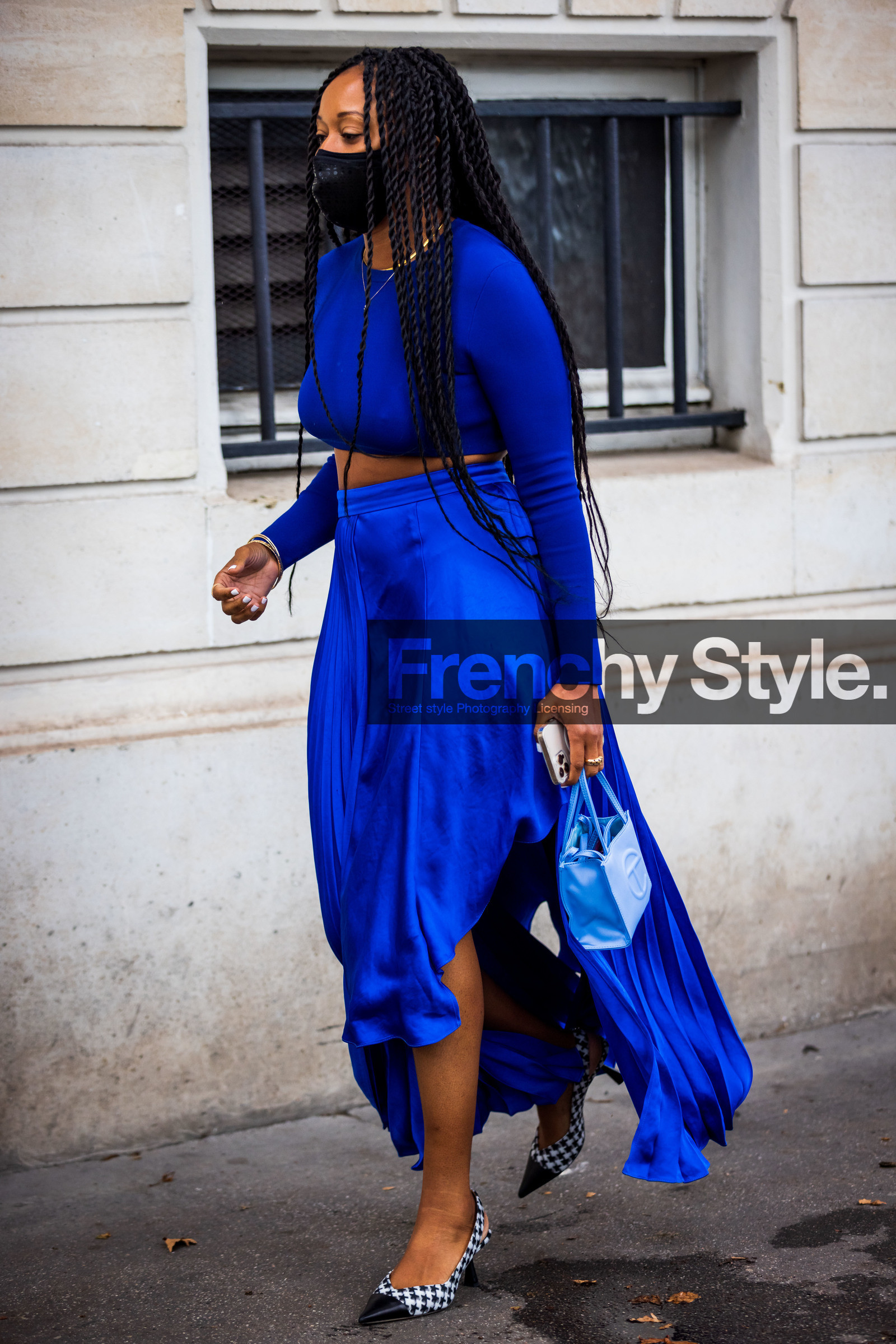 asymetric skirt, bag, bicolor shoes, black heels, blue bag, blue crop top, blue skirt, blue top, color, color block, crop top, electric blue, facial mask, heels, leather bag, printed heels, Shiona Turini, skirt, white heels, street style, jonathan paciullo, FW, frenchystyle, fashion week, PFW, PARIS, SPRING SUMMER 2022, SS 22, vertical, full length