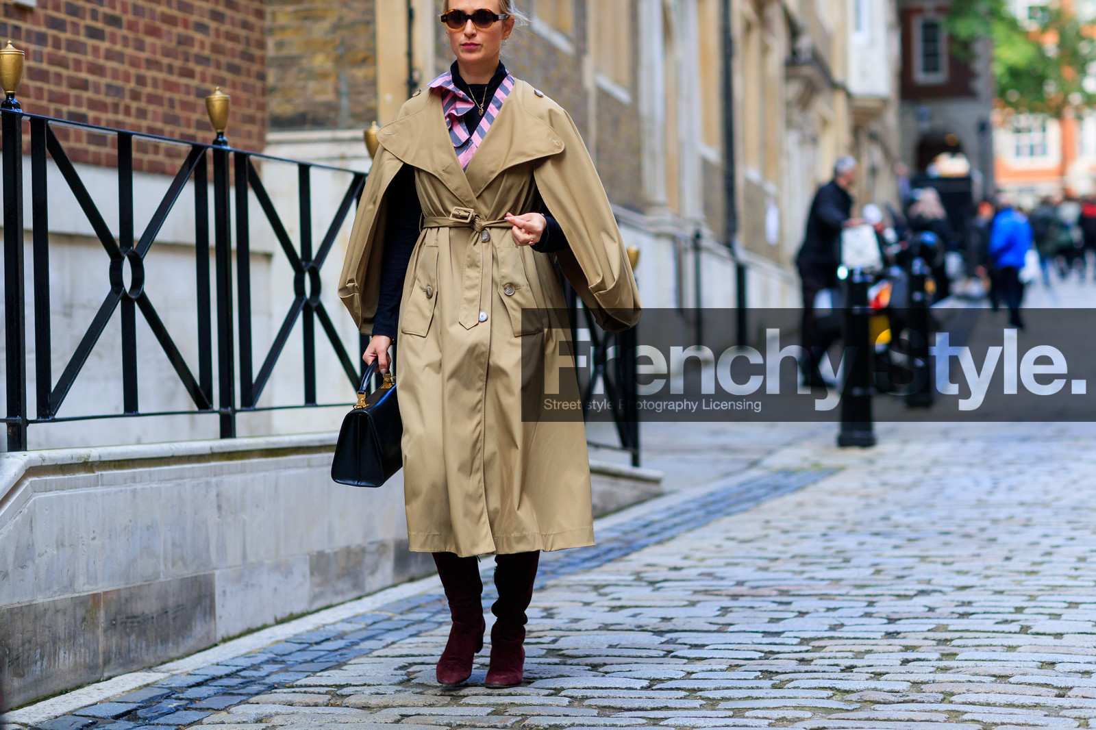atmosphere details, beige coat, black bag, fashion week, frenchystyle, full length, FW, horizontal, jonathan paciullo, jw anderson, leather bag, leather shoes, LFW, LONDON, red boots, SPRING SUMMER 2018, SS 18, street style, trench coat