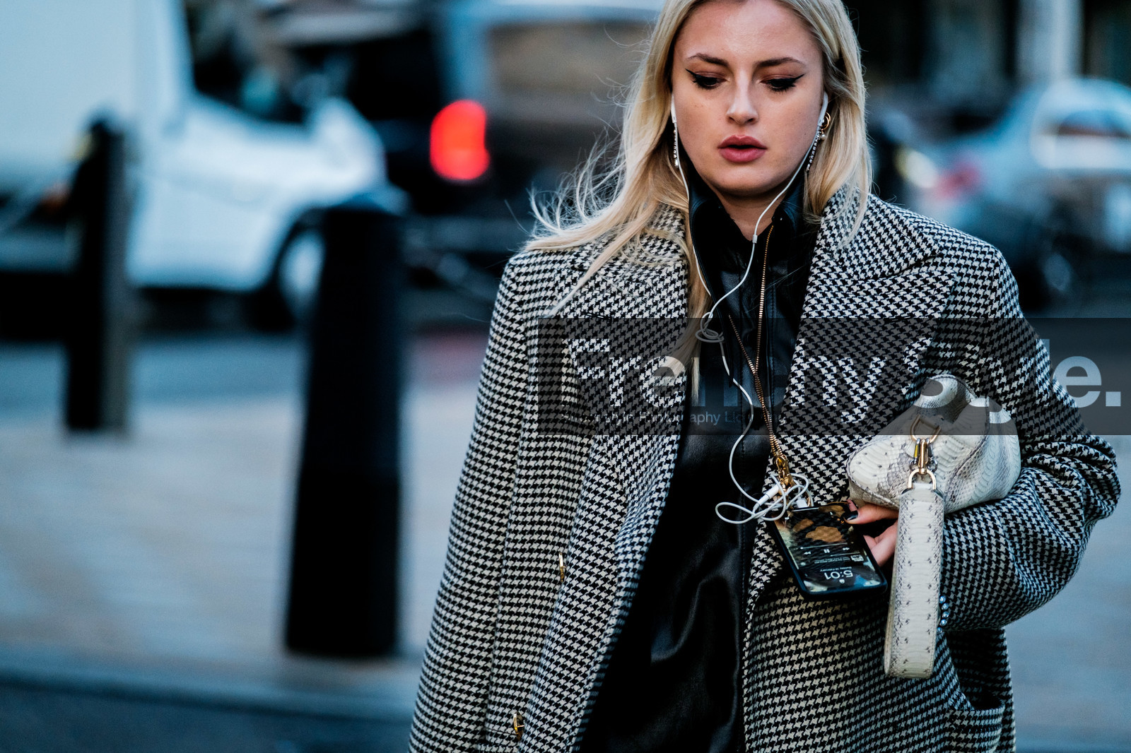 houndstooth printed coat, bicolor coat, black coat, white coat, black leather shirt, white leather bag, animal skin bag, close up detail, fashion week, frenchystyle, FW, jonathan paciullo, street style, LFW, LONDON, AUTUMN WINTER 2020-2021, FALL WINTER 2020-2021, FW 20-21, horizontal, atmosphere details, detail