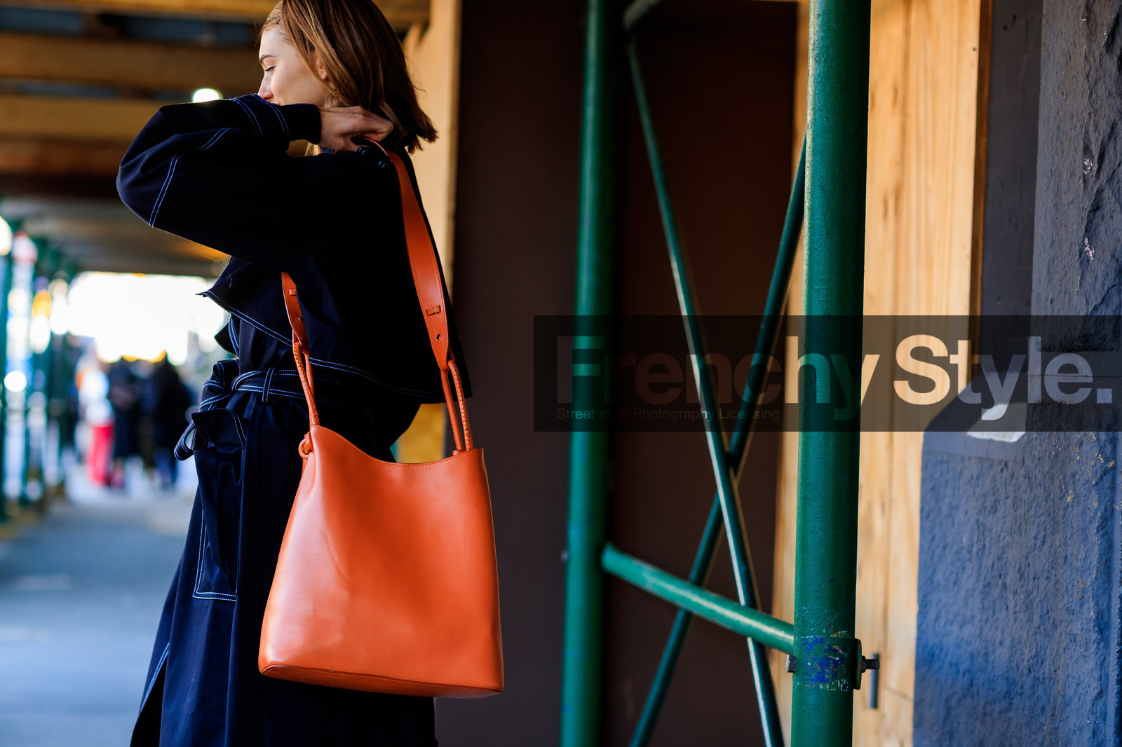 black coat, black turtleneck, leather bag, orange bag, trench coat, street style, jonathan paciullo, FW, frenchystyle, fashion week, NYFW, NEW YORK, AUTUMN WINTER 2018-2019, AW 18-19, FALL WINTER 2018-2019, FW 18-19, atmosphere details, horizontal, detail, model