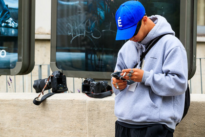 blue cap, grey hoodie, light grey hoodie, silvered ring, skull shame ring, multi rings, fashion week, frenchystyle, FW, jonathan paciullo, street style, PFW, PARIS, SPRING SUMMER 2022, SS 22, horizontal, atmosphere details, detail