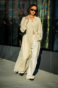 details, full black look, black pants, white striped pants, full white look, cream look, minimal look, black sunglasses, black shoes, long trench coat, white trench coat, silver pearls, pearls necklace, cropped top, striped black and white pants, baggy pants, short hair, Chriselle Lim, street style, jonathan paciullo, FW, frenchystyle, fashion week, NYFW, NEW YORK, AUTUMN WINTER 2022-2023, FALL WINTER 2022_2023, FW 22-23, vertical, full length