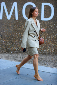 beige suits, bermuda shorts suits, beige jacket, beige bermuda shorts, golden earrings, pearl earrings, bottega veneta shoes, orange leather sandals, nude sandals, brown leather bag, fashion week, frenchystyle, FW, jonathan paciullo, street style, vertical, full length